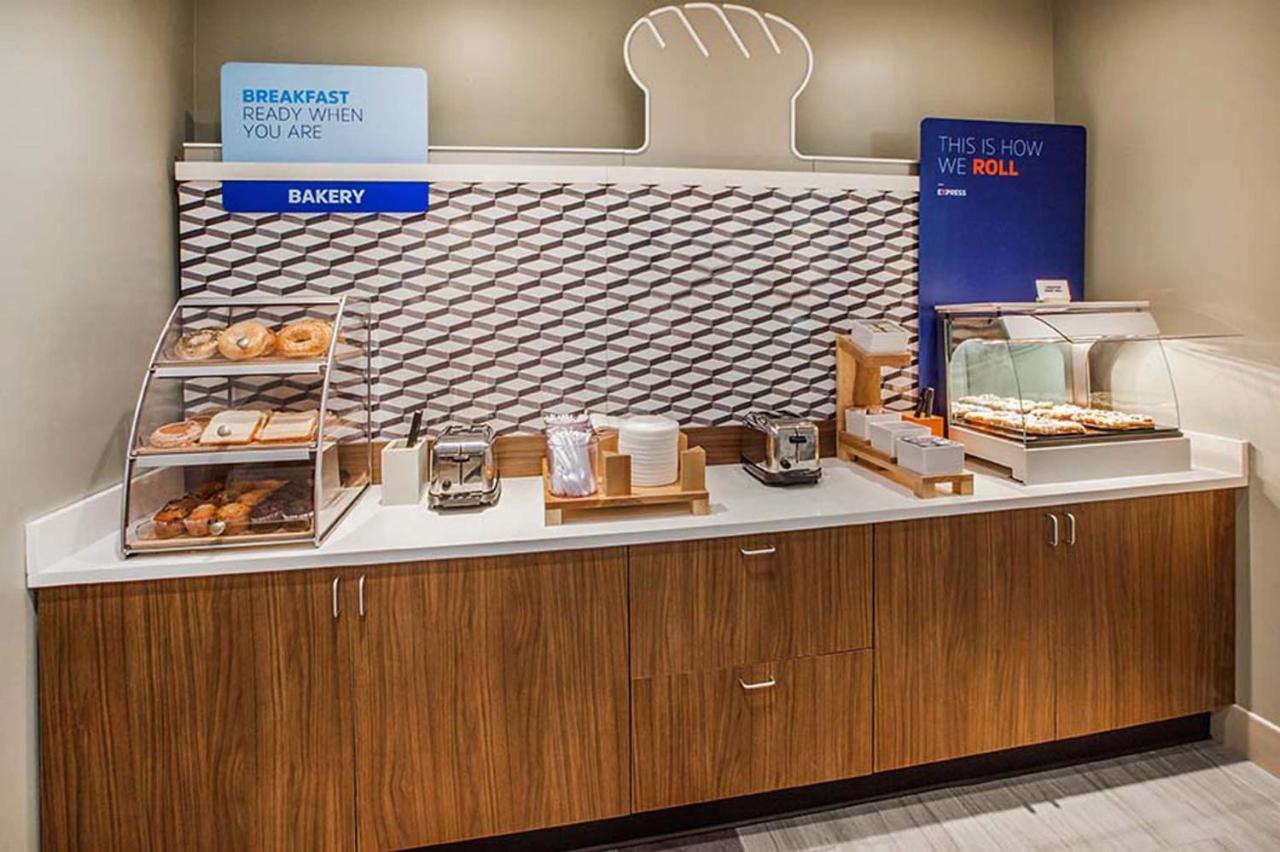 Holiday Inn Express Hotel & Suites Warminster-Horsham By Ihg Eksteriør bilde